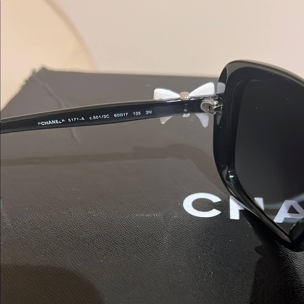 Chic Chanel bow Black Sunglasses - Picture 3 of 9